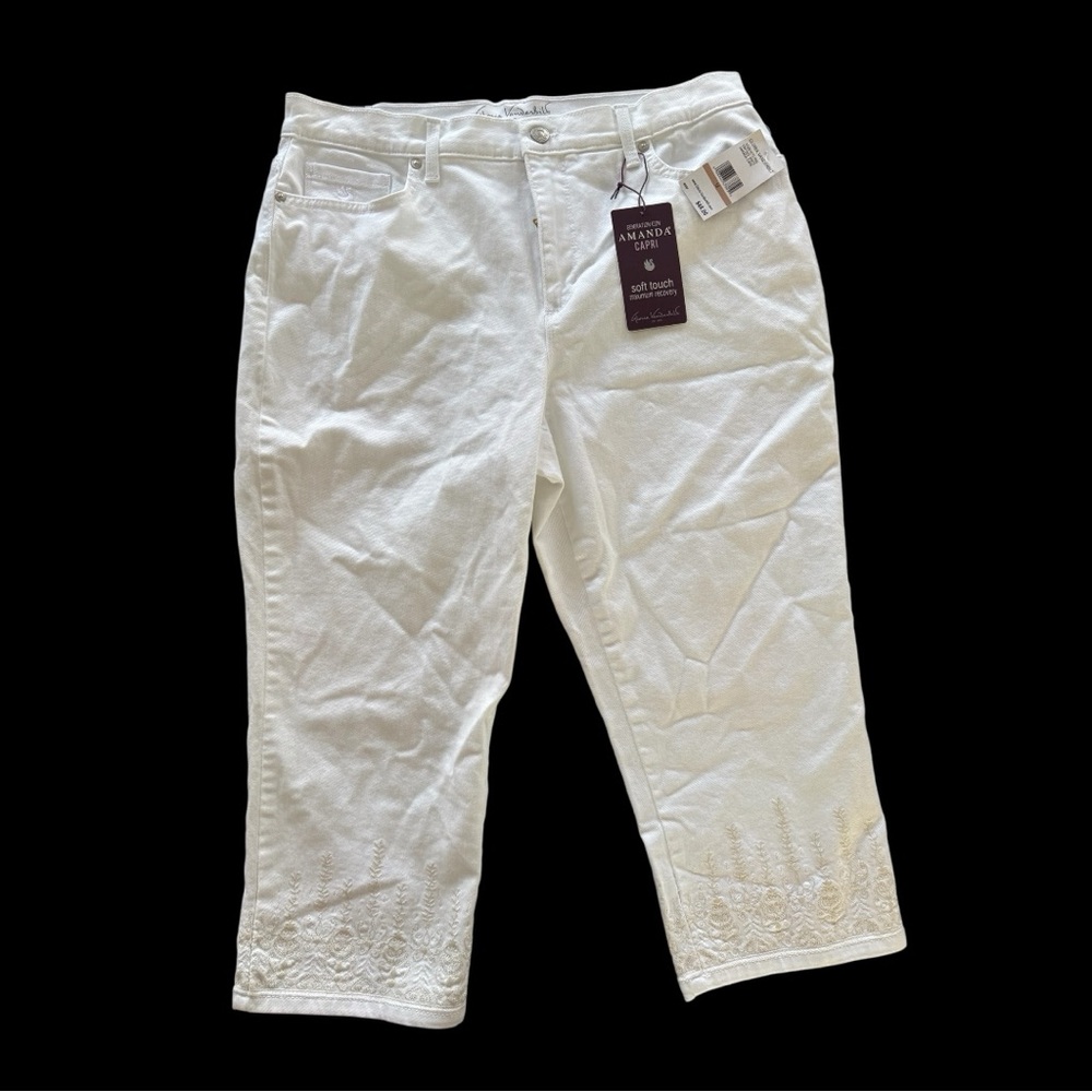 NWT! Gloria Vanderbilt Vintage “Amanda” Capri’s with embroidered hem design.